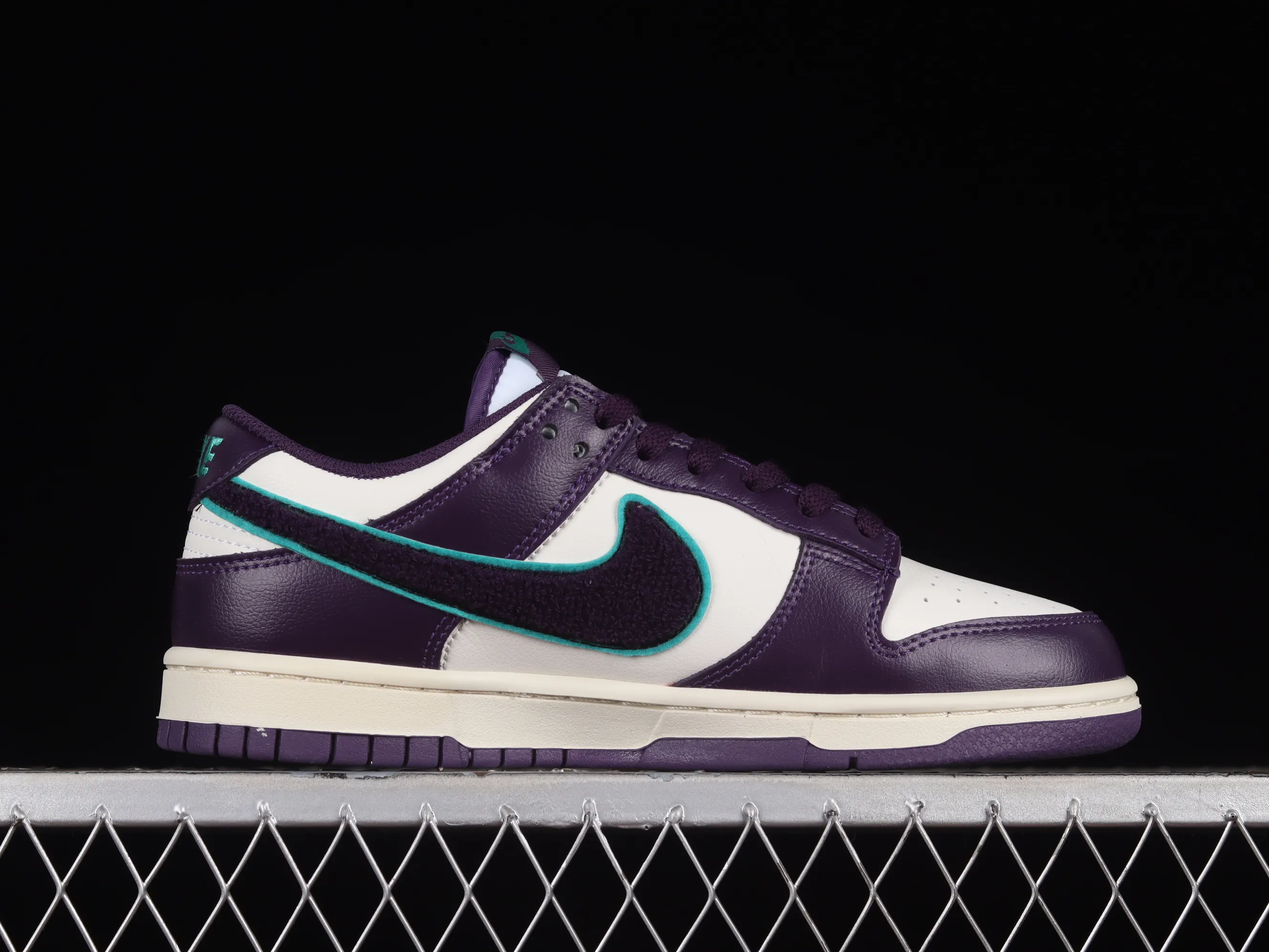 All categories Nk SB Dunk Series Nk SB Dunk Low low-top sneakers Cost-effective version Nk SB Dunk Low "Chenille Swoosh" Chenille SB low-top sports and leisure sneakers DQ7683-100